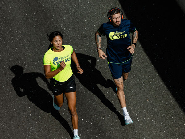 Двама състезатели се надпреварват да изпреварят мобилната финална линия.