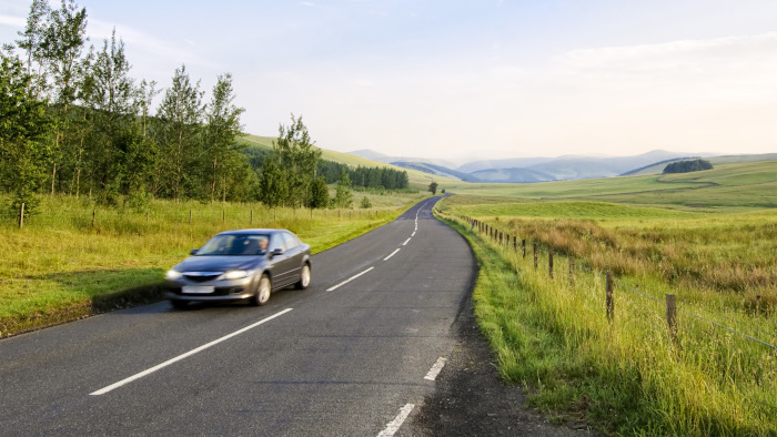 кола на пътя